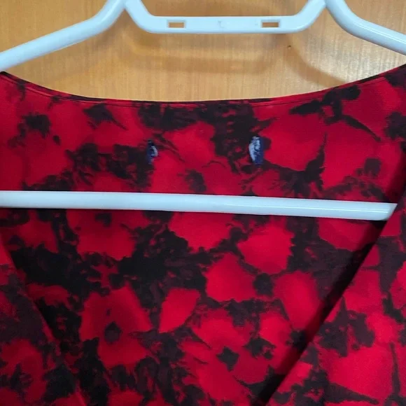 Elegant Red and Black Floral Dress - Picture 3 of 3